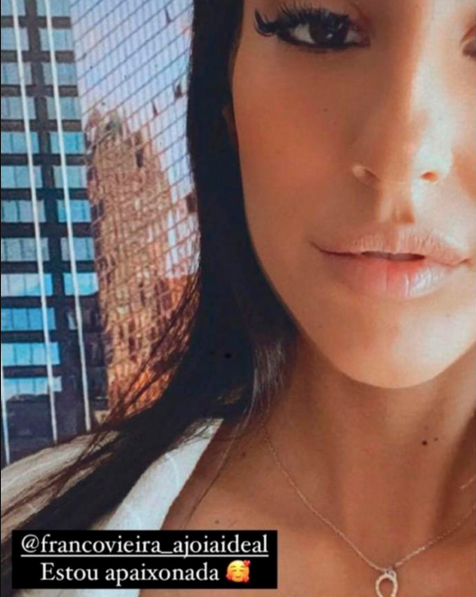 Alexandra Rocha apaixonada pela sua jóia Franco Veira